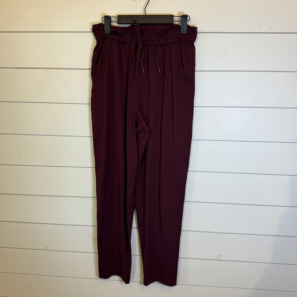 Lululemon keep‎ moving pants 7/8 maroon women’s size 6